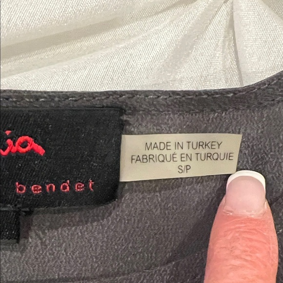 NWOT ALICE AND OLIVIA Gray Top SIZE S - Picture 4 of 8